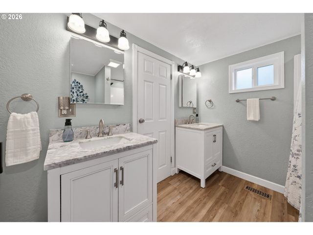 739 W WHARTON St, Roseburg, OR 97471