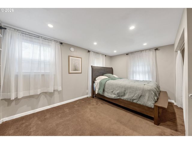 739 W WHARTON St, Roseburg, OR 97471