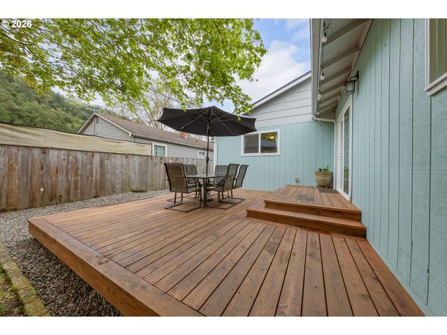 739 W WHARTON St, Roseburg, OR 97471