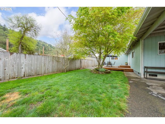 739 W WHARTON St, Roseburg, OR 97471