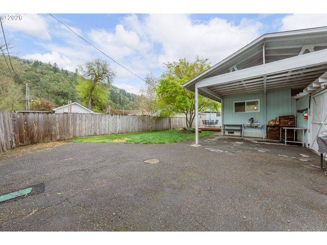 739 W WHARTON St, Roseburg, OR 97471