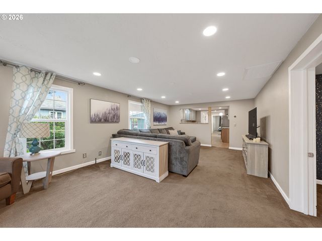 739 W WHARTON St, Roseburg, OR 97471