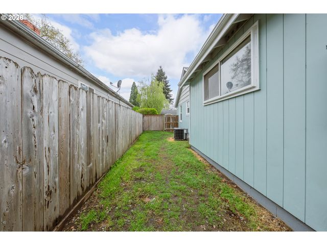 739 W WHARTON St, Roseburg, OR 97471