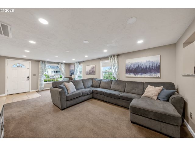 739 W WHARTON St, Roseburg, OR 97471