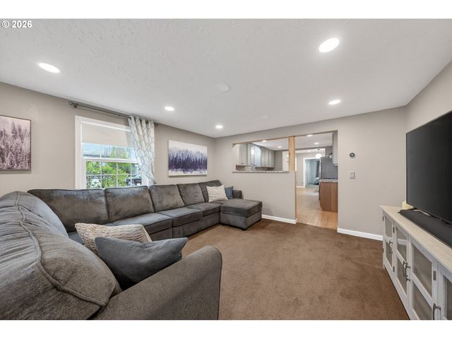 739 W WHARTON St, Roseburg, OR 97471