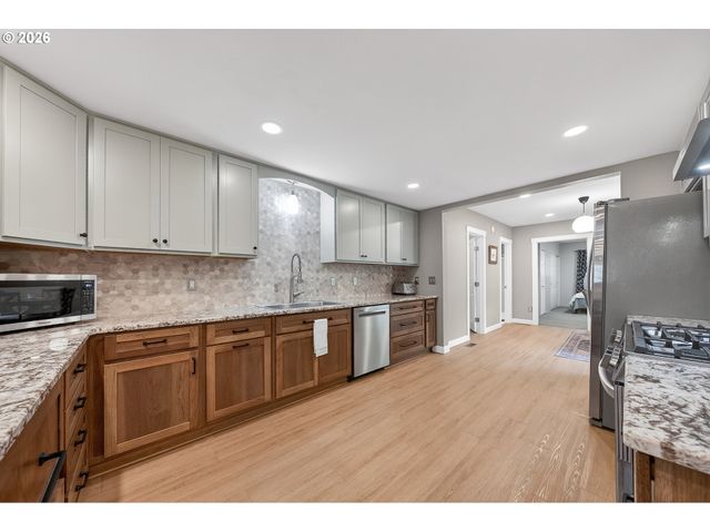 739 W WHARTON St, Roseburg, OR 97471