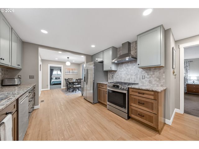 739 W WHARTON St, Roseburg, OR 97471