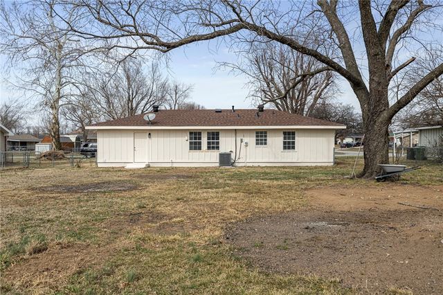 2000 W Wood Street, Rogers, AR 72756
