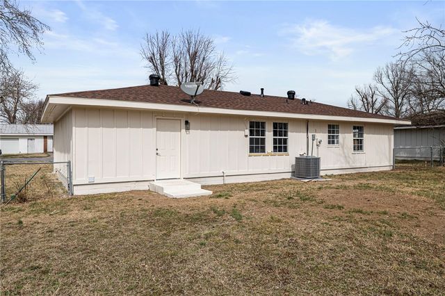 2000 W Wood Street, Rogers, AR 72756