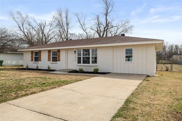 2000 W Wood Street, Rogers, AR 72756