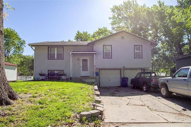 1705 SE High Drive, Oak Grove, MO 64075