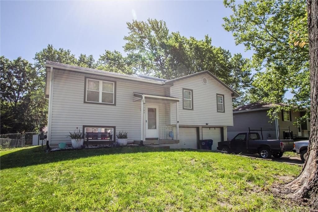 1705 SE High Drive, Oak Grove, MO 64075