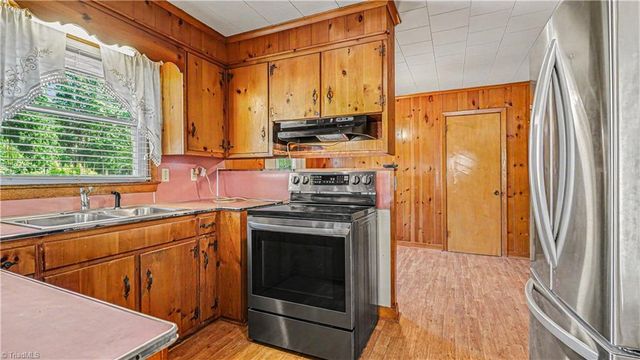 107 Hilltop Road, Thomasville, NC 27360
