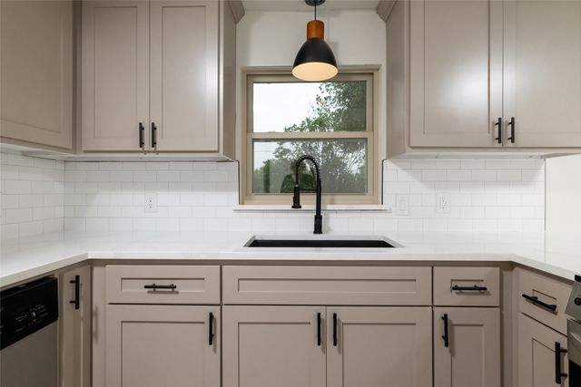 2004 York Drive, Edgecliff Village, TX 76134