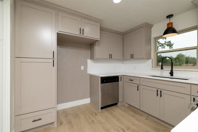 2004 York Drive, Edgecliff Village, TX 76134