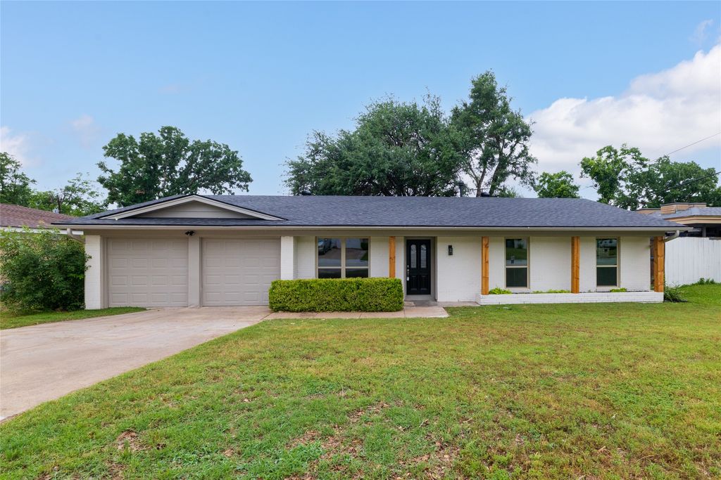 2004 York Drive, Edgecliff Village, TX 76134