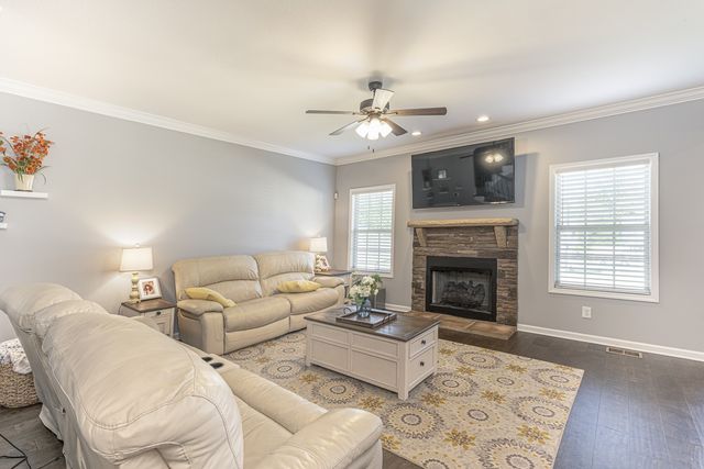 305 Winter Terrace Ln, Clarksville, TN 37040