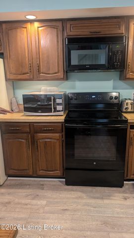 151 Gardiner Lake Rd, Louisville, KY 40205