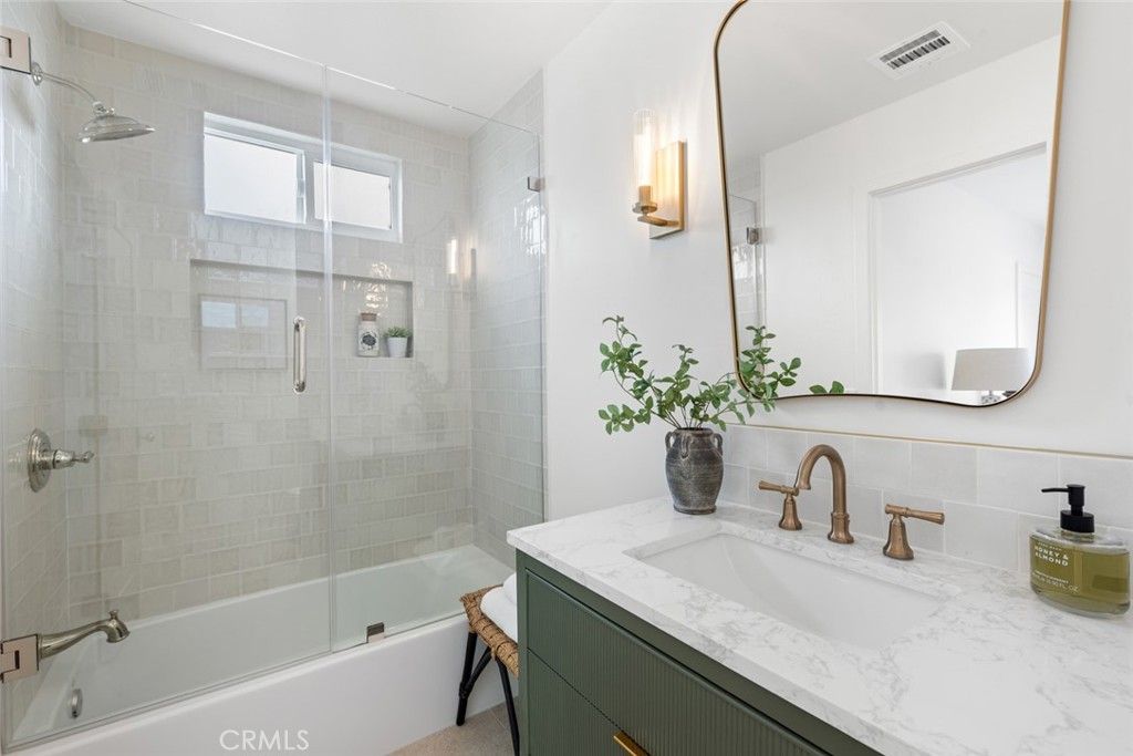 Image 24 of property listing at 2271 Mira Mar, Long Beach, CA 90815