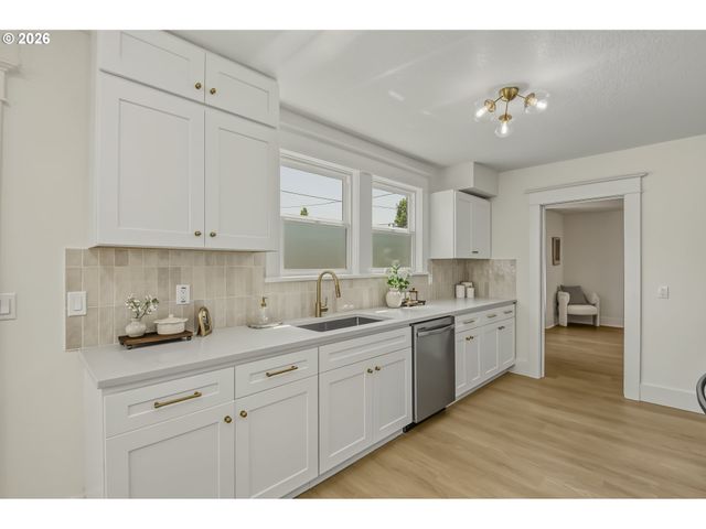 9131 N LOMBARD St, Portland, OR 97203