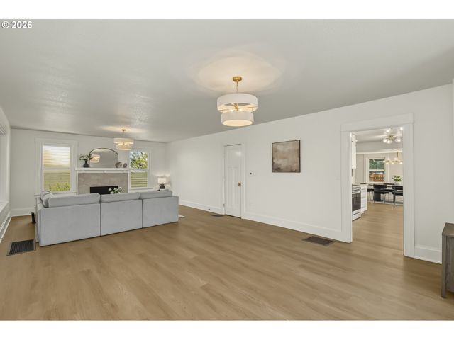 9131 N LOMBARD St, Portland, OR 97203