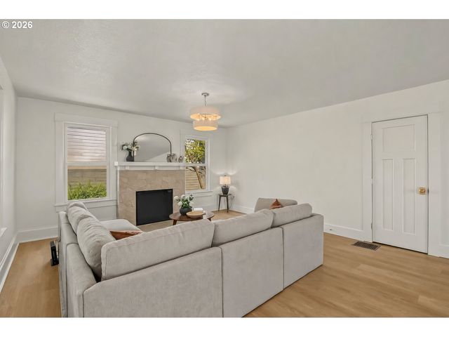 9131 N LOMBARD St, Portland, OR 97203