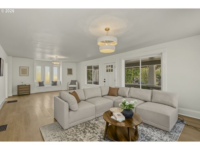 9131 N LOMBARD St, Portland, OR 97203