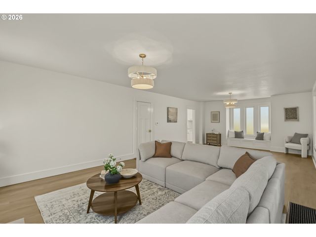 9131 N LOMBARD St, Portland, OR 97203