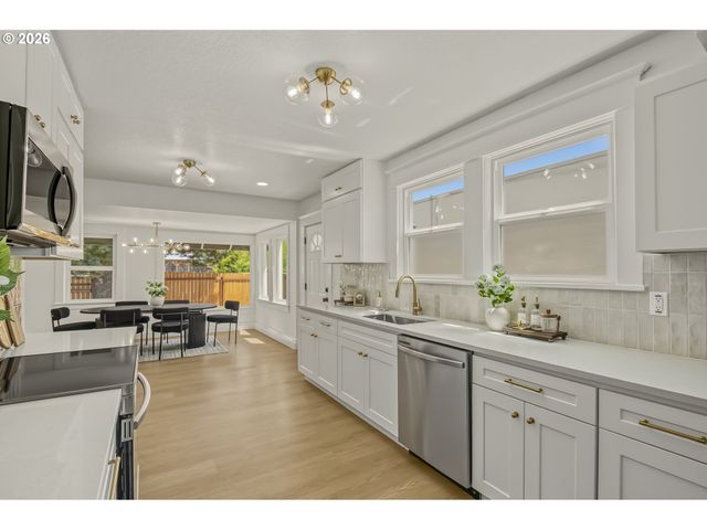 9131 N LOMBARD St, Portland, OR 97203