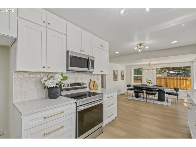 9131 N LOMBARD St, Portland, OR 97203