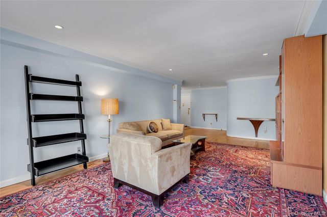 20 Canterbury Road 2C, Great Neck, NY 11021