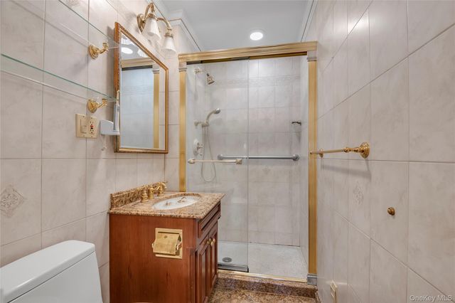 20 Canterbury Road 2C, Great Neck, NY 11021