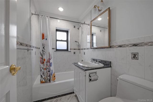 20 Canterbury Road 2C, Great Neck, NY 11021