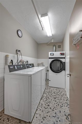 20 Canterbury Road 2C, Great Neck, NY 11021