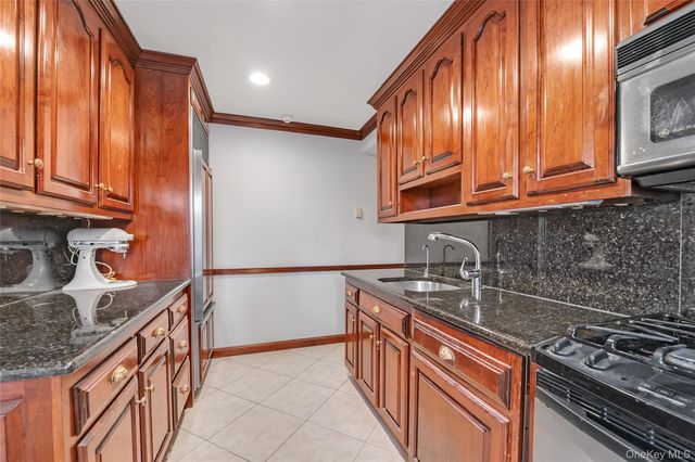 20 Canterbury Road 2C, Great Neck, NY 11021