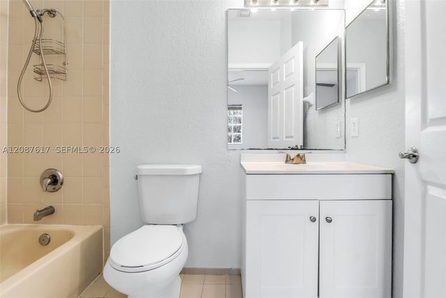 8870 N Isles Cir, Tamarac, FL 33321