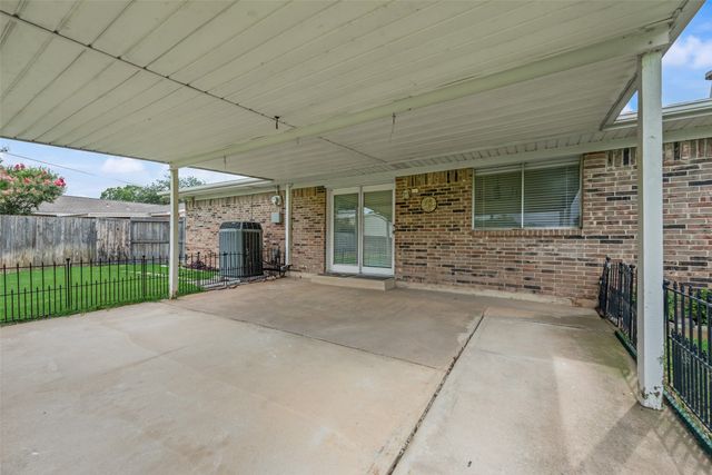 2132 Meandering Drive, Irving, TX 75060
