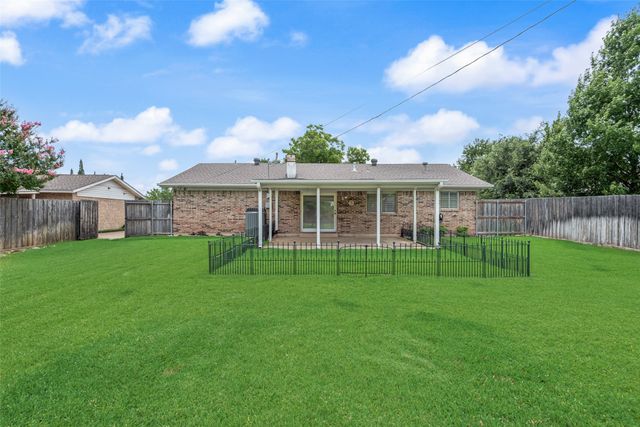 2132 Meandering Drive, Irving, TX 75060