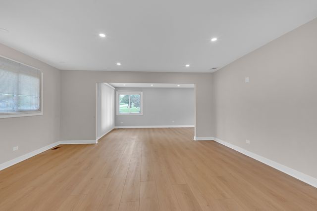 1055 N Bluebonnet Lane, Hoffman Estates, IL 60169