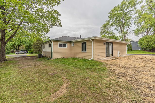 1055 N Bluebonnet Lane, Hoffman Estates, IL 60169
