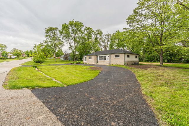 1055 N Bluebonnet Lane, Hoffman Estates, IL 60169