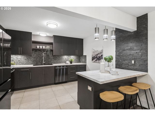 16250 PACIFIC Hwy, Lake Oswego, OR 97034