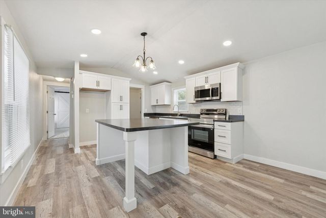 8 CHEROKEE LN, Honey Brook, PA 19344