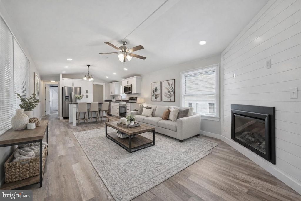 8 CHEROKEE LN, Honey Brook, PA 19344