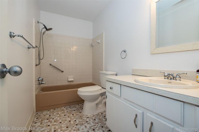 38681 Golfview W Drive 40, Clinton Charter Township, MI 48038