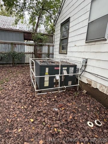 1055 N New Haven Avenue, Tulsa, OK 74115