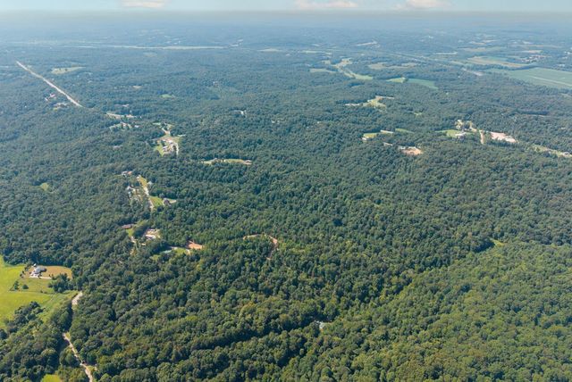 2 Lyle Hollow Rd, Palmyra, TN 37142