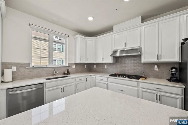 65 Landmark Lane 905, Fair Lawn, NJ 07410