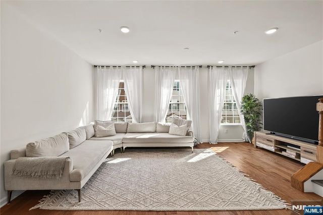 65 Landmark Lane 905, Fair Lawn, NJ 07410