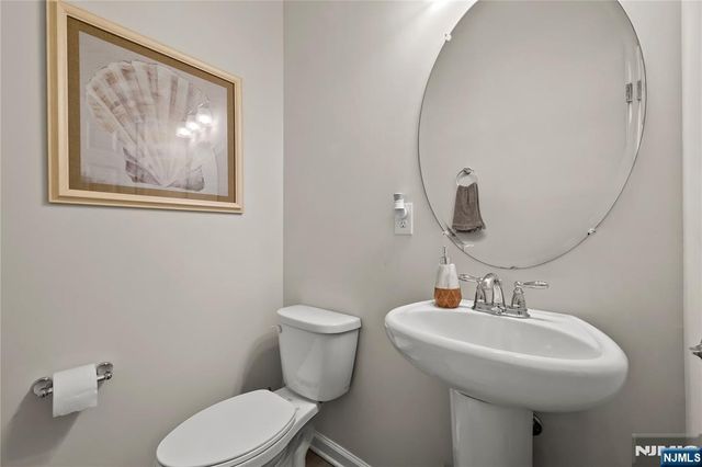 65 Landmark Lane 905, Fair Lawn, NJ 07410